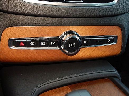 Certified 2025 Volvo XC90 B6 Plus image 25