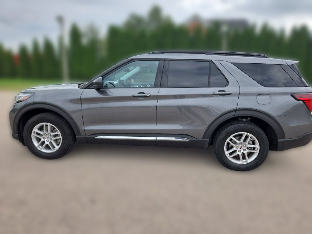 Used 2025 Ford Explorer Active AWD/4WD image 2