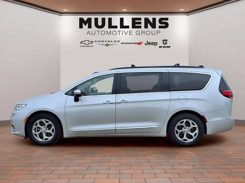 Used 2023 Chrysler Pacifica Limited FWD image 8