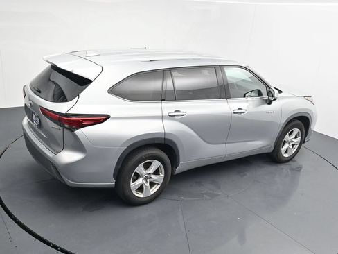 Used 2021 Toyota Highlander LE FWD image 16