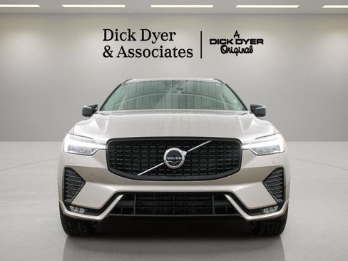 Used 2025 Volvo XC60 B5 Plus w/ Protection Package Premier AWD/4WD image 4