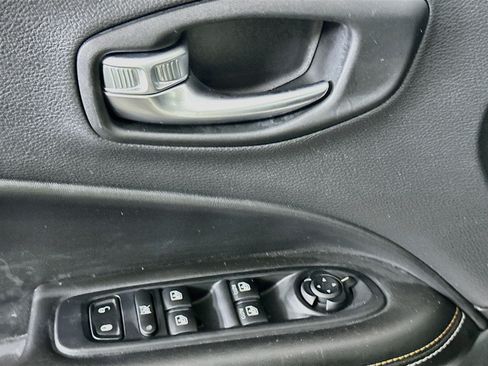 Used 2018 Jeep Compass Latitude w/ Popular Equipment Group FWD image 15