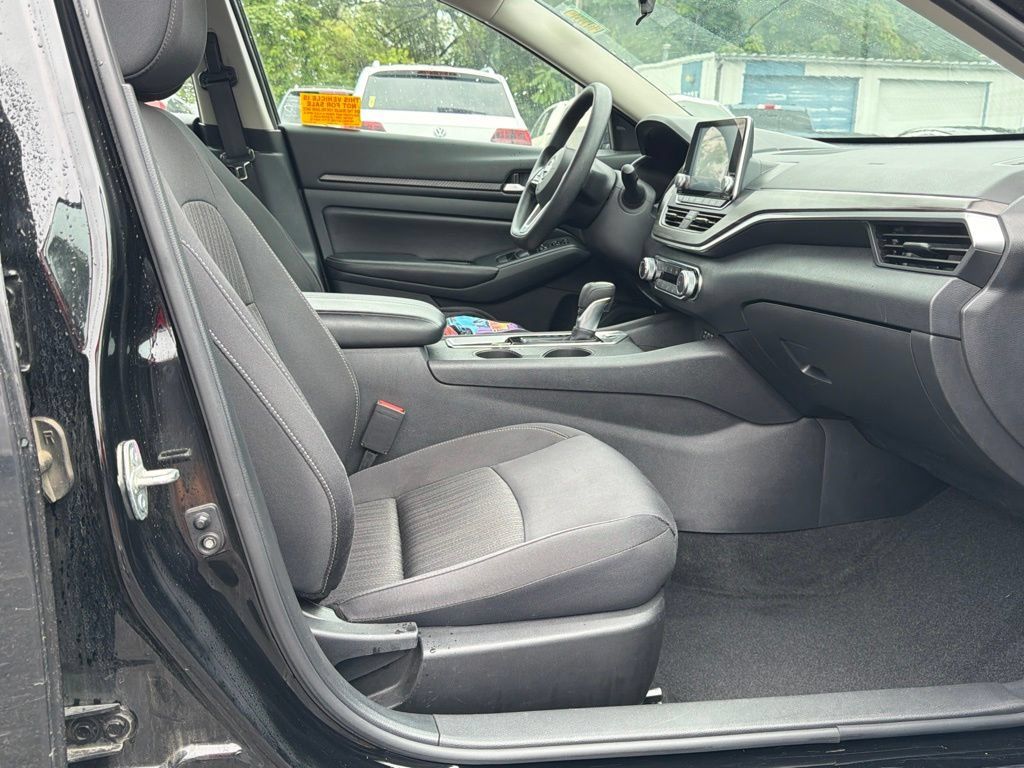 Used 2025 Nissan Altima 2.5 SV FWD image 17