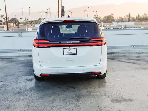 New 2027 Chrysler Pacifica Select FWD image 8
