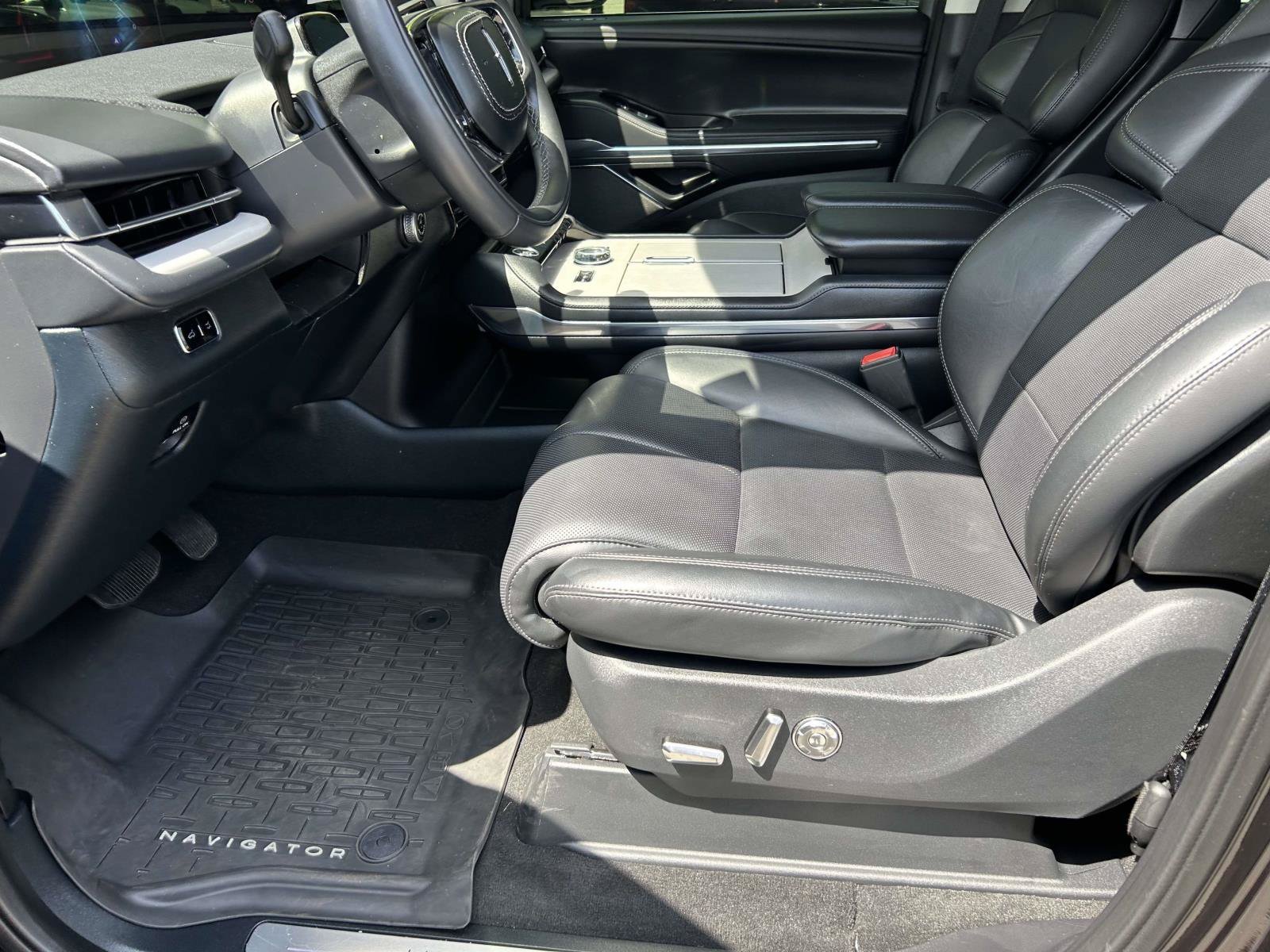 Certified 2025 Lincoln Navigator Reserve AWD/4WD image 23