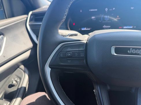 Used 2025 Jeep Grand Cherokee Altitude AWD/4WD image 8