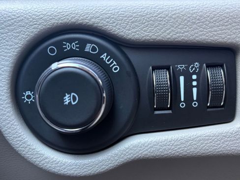 Used 2024 Chrysler Pacifica Touring-L image 3