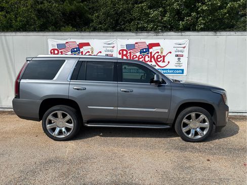 Used 2020 Cadillac Escalade Luxury RWD image 2