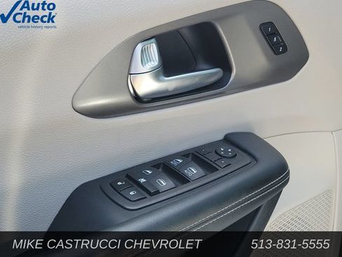 Used 2023 Chrysler Pacifica Touring-L FWD image 24