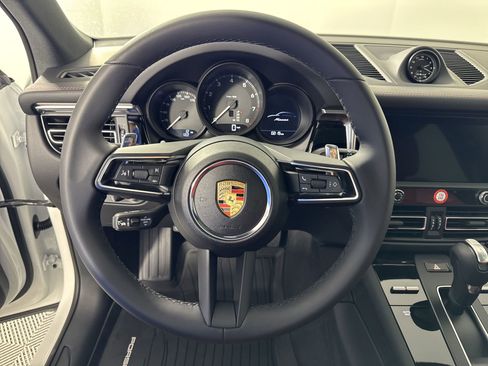 Certified 2025 Porsche Macan image 16