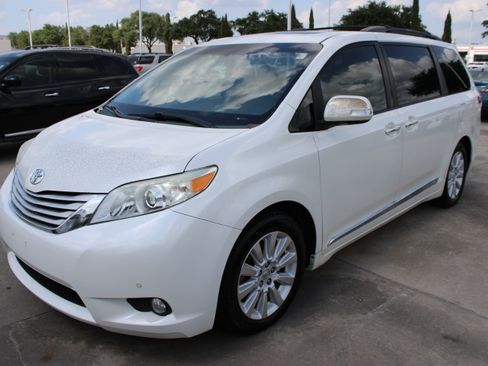 Used 2014 Toyota Sienna Limited w/ Limited Premium Package FWD image 4