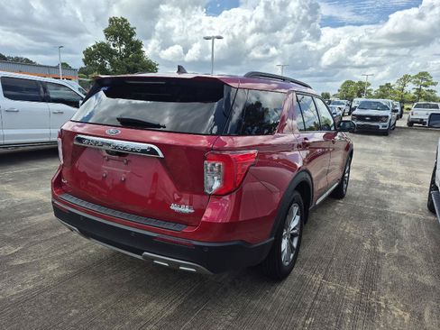 Used 2024 Ford Explorer XLT w/ Equipment Group 202A RWD image 13