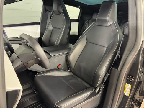 Used 2024 Tesla Cybertruck AWD Crew Cab image 16