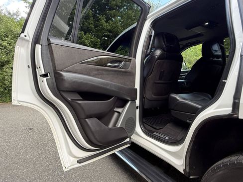 Used 2019 Cadillac Escalade Platinum AWD/4WD image 26