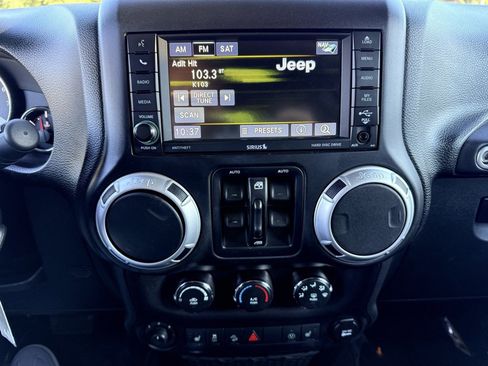 Used 2015 Jeep Wrangler Unlimited Sahara w/ Connectivity Group image 21