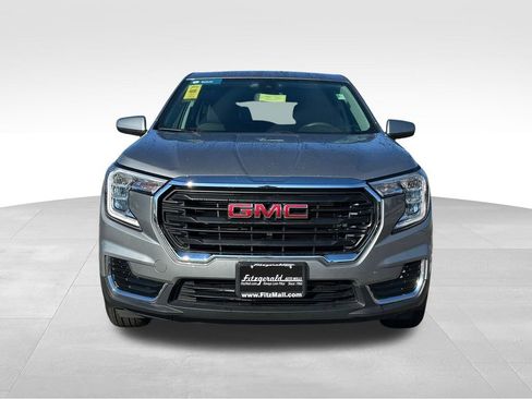 Used 2024 GMC Terrain SLE image 3