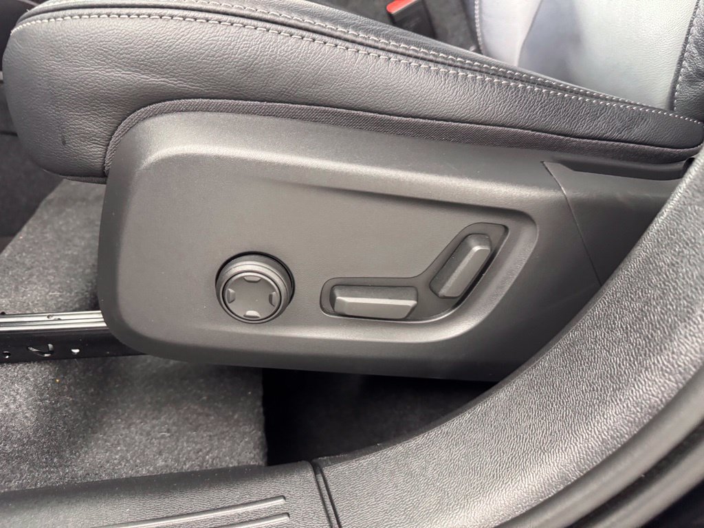 Certified 2024 Volvo XC40 B5 Core AWD/4WD image 17