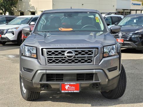 Used 2023 Nissan Frontier SV image 3