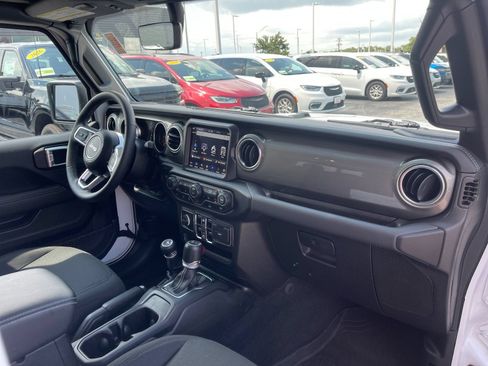Used 2023 Jeep Gladiator Overland w/ Cold Weather Group AWD/4WD image 17