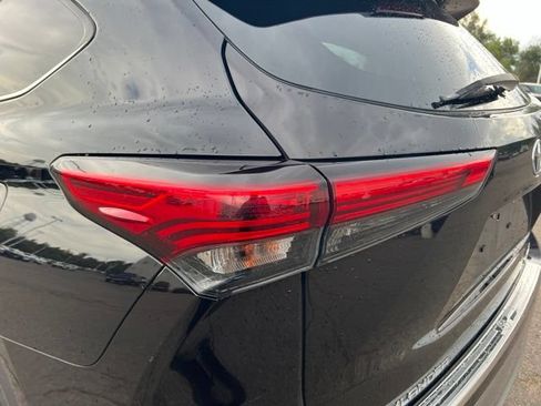 Used 2021 Toyota Highlander Platinum AWD/4WD image 11