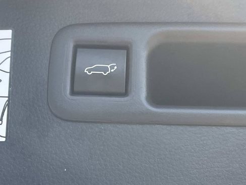 Used 2024 Toyota Highlander XLE FWD image 12