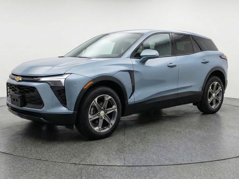 Used 2025 Chevrolet Blazer LT image 3