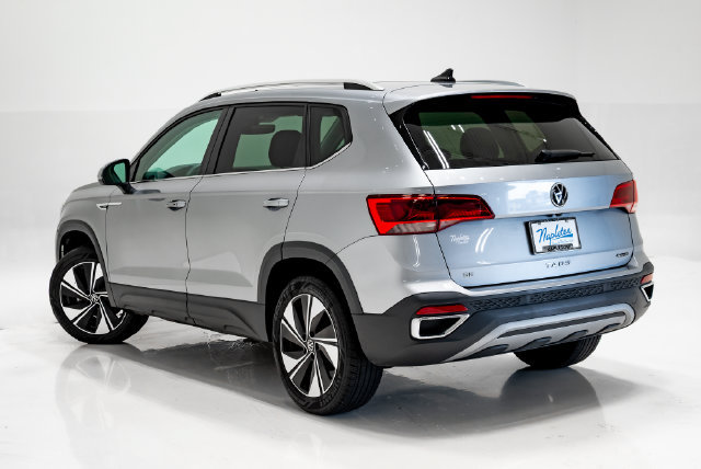 Used 2023 Volkswagen Taos SE w/ Panoramic Sunroof Package AWD/4WD image 3