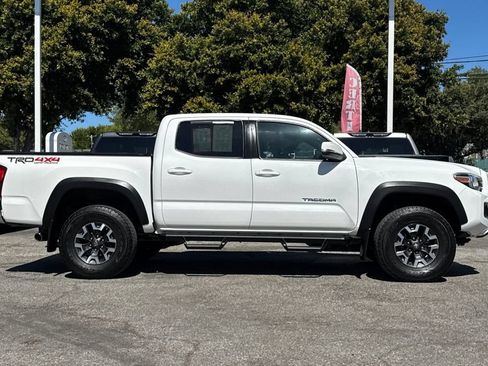 Certified 2017 Toyota Tacoma TRD Off-Road AWD/4WD image 2