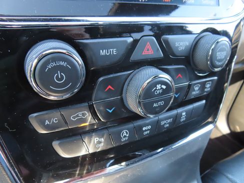 Used 2021 Jeep Grand Cherokee Limited w/ Luxury Group II image 24