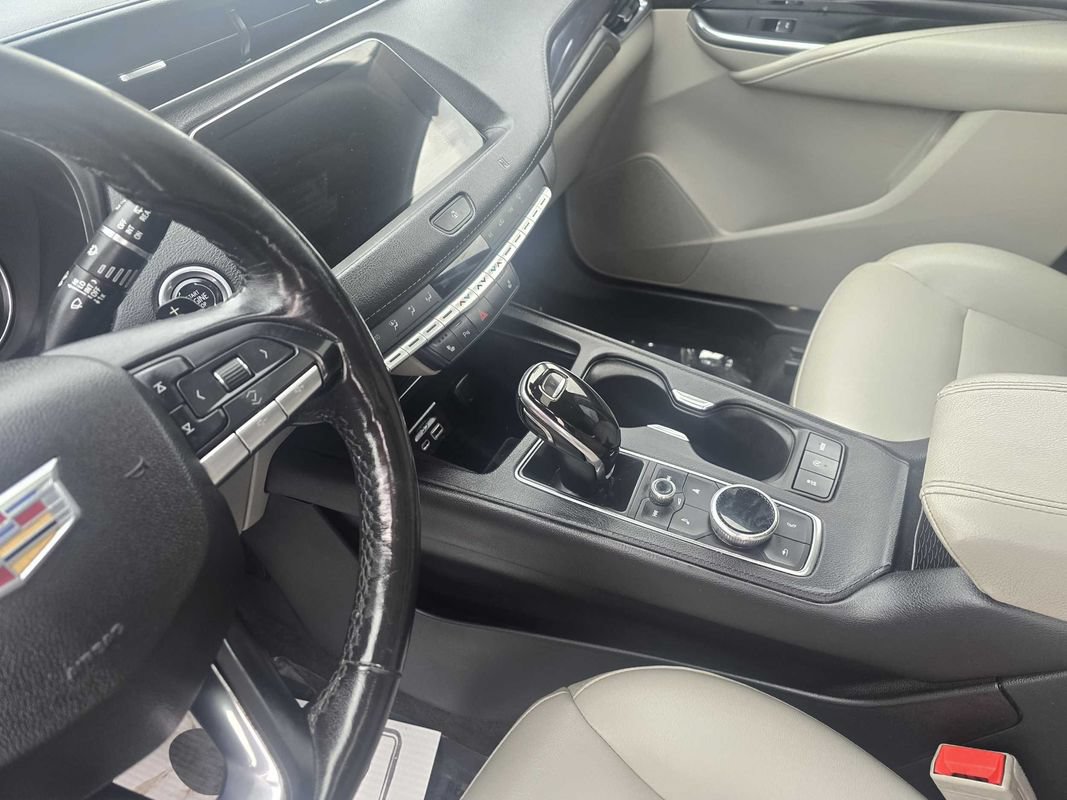 Used 2020 Cadillac XT4 Luxury w/ Cold Weather Package AWD/4WD image 32