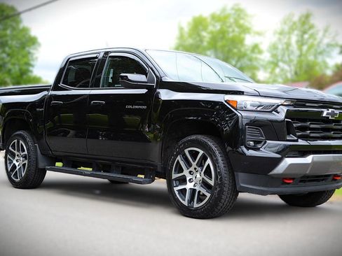 Used 2023 Chevrolet Colorado Z71 w/ Z71 Convenience Package 2 AWD/4WD image 3