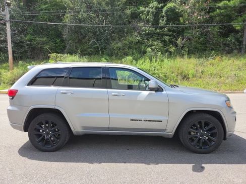 Used 2018 Jeep Grand Cherokee Altitude RWD image 2