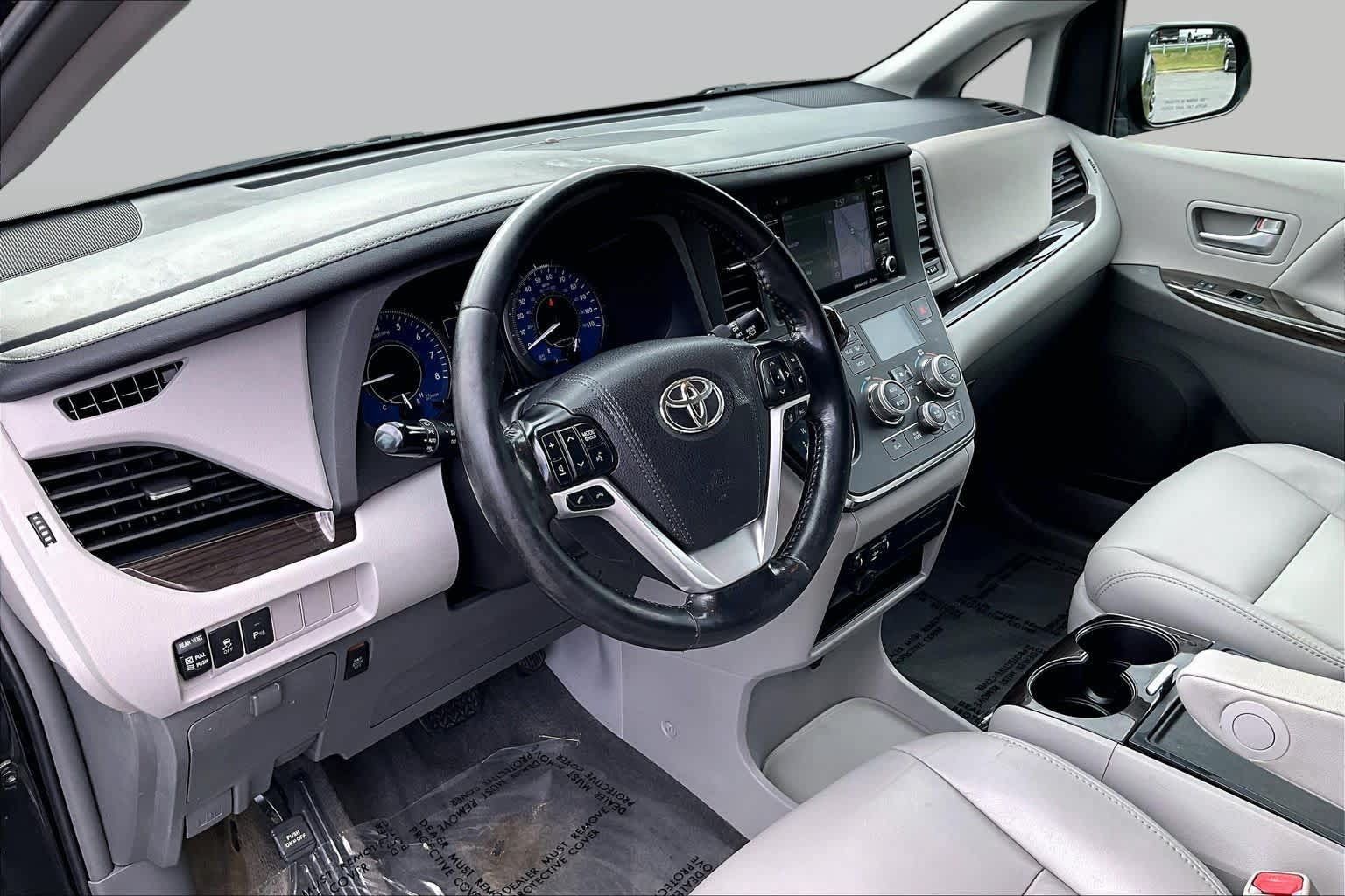 Used 2018 Toyota Sienna XLE w/ XLE Navigation Package FWD image 15
