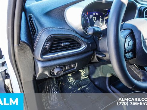 Used 2025 Chrysler Pacifica Limited FWD image 17