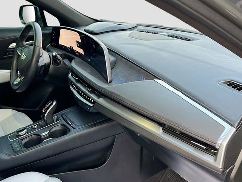 Used 2025 Cadillac XT4 Sport image 29