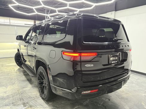 Used 2024 Jeep Wagoneer Series II image 3