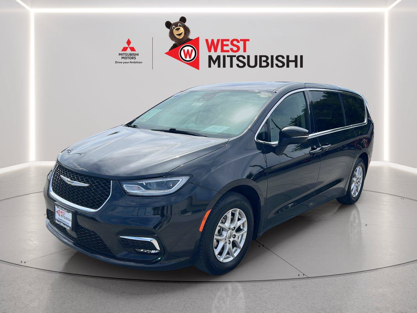 Used 2023 Chrysler Pacifica Touring-L FWD image 1