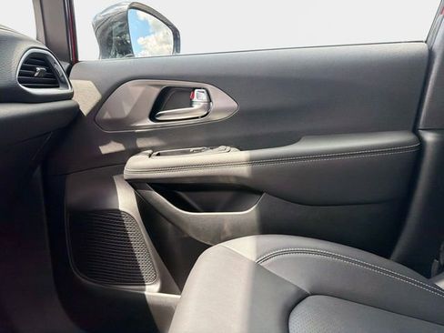 Used 2025 Chrysler Pacifica Select FWD image 20