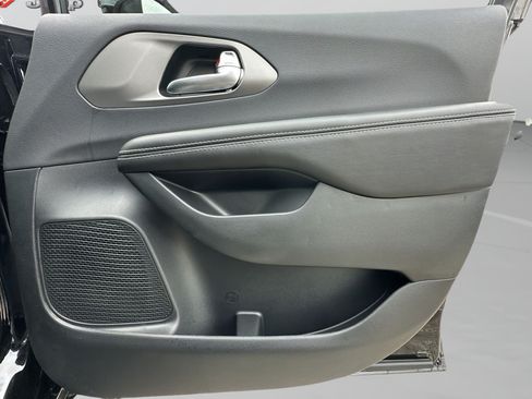New 2027 Chrysler Pacifica Select FWD image 37