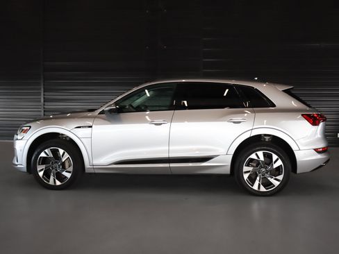 Used 2021 Audi e-tron Premium w/ Convenience Plus Package image 14