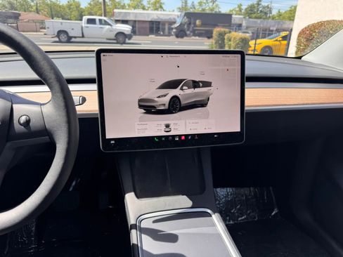 Used 2024 Tesla Model Y Long Range AWD/4WD image 24