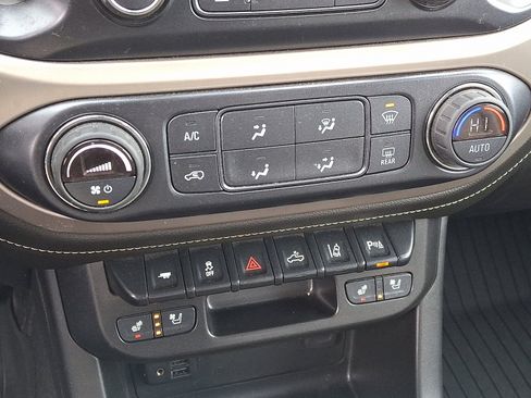 Used 2021 GMC Canyon Denali image 16