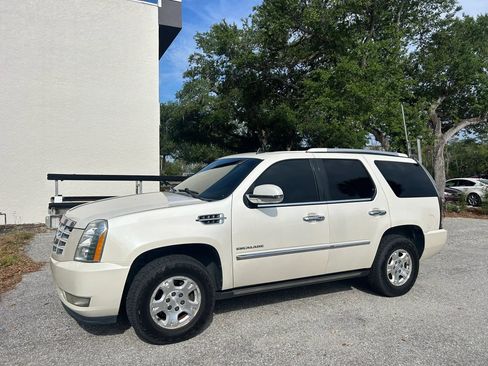 Used 2011 Cadillac Escalade Premium RWD image 12