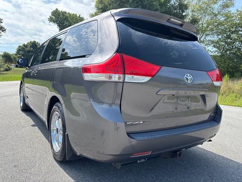 Used 2012 Toyota Sienna LE FWD image 3