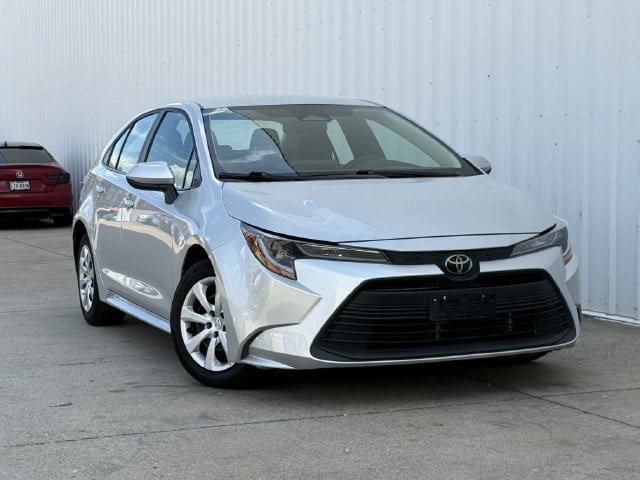 Used 2025 Toyota Corolla LE FWD image 2