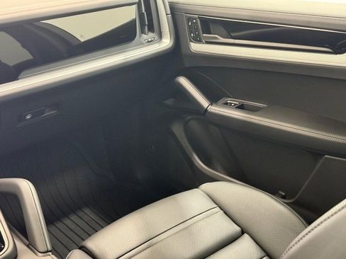 Certified 2024 Porsche Cayenne Coupe image 17