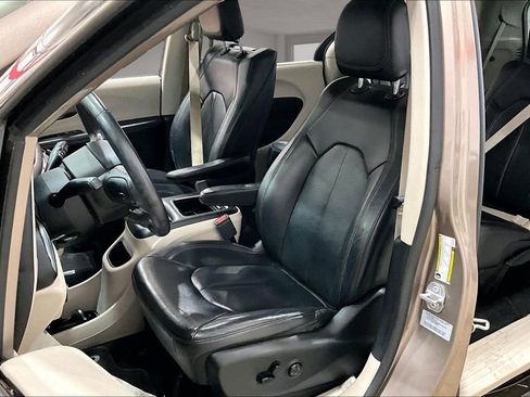 Used 2018 Chrysler Pacifica Touring-L Plus w/ Advanced Safetytec Group FWD image 25