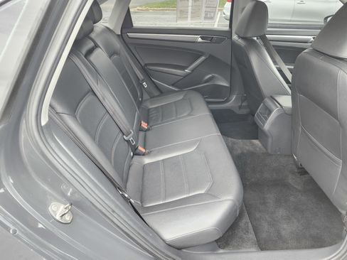 Used 2017 Volkswagen Passat 1.8T R-Line w/ R-Line Lighting Package image 17