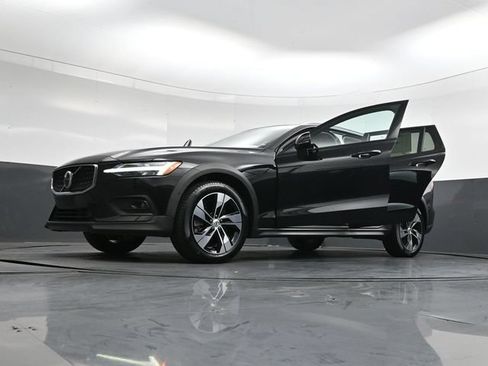 Used 2025 Volvo V60 B5 Cross Country Plus AWD/4WD image 44