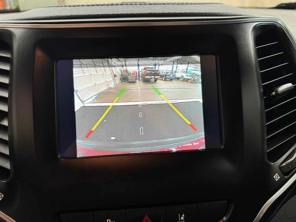 Used 2021 Jeep Cherokee Latitude Plus FWD image 22